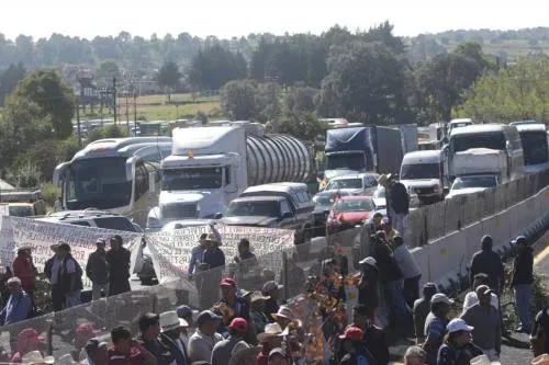 VIDEO: Ejidatarios de Tlahuapan abren un carril de la México-Puebla