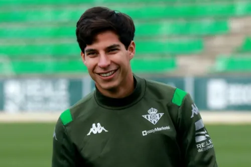 Por apendicitis, Diego Lainez es operado de urgencia