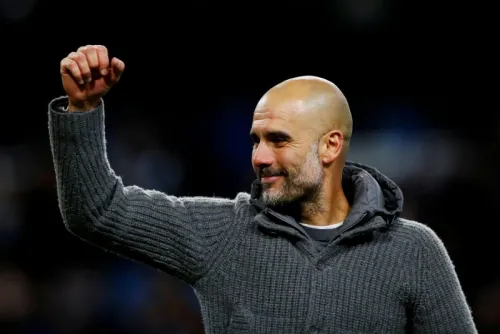 Subasta de suéter gris de DT Guardiola recauda 7 mil 500 dlrs para caridad en Manchester