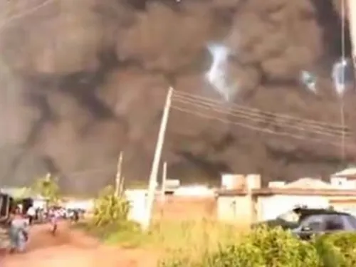Cura confunde agua bendita con gasolina; provoca gran explosión