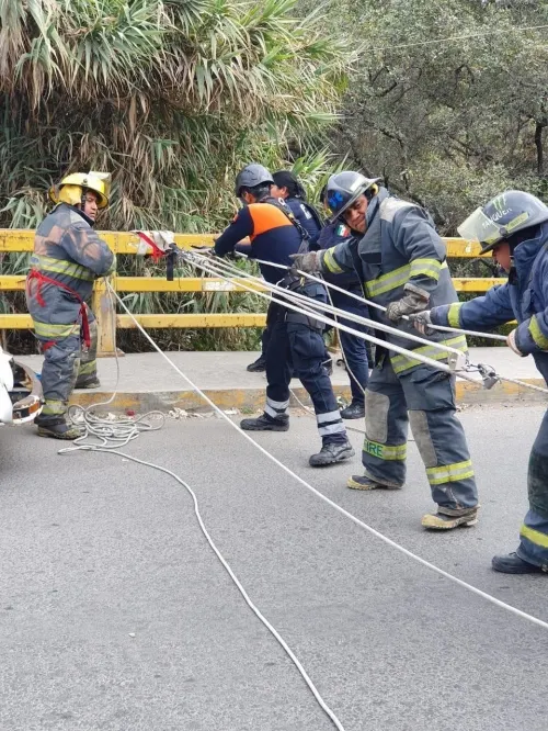 Rescatan de barranca a hombre que bajó por propia voluntad, pero después, ya no pudo salir