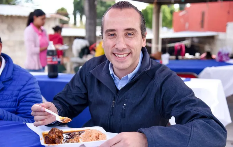 Mario Riestra asiste a celebración de Día de Reyes en (2)