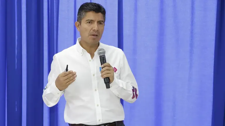 Escupir, ofender y pedir votos
