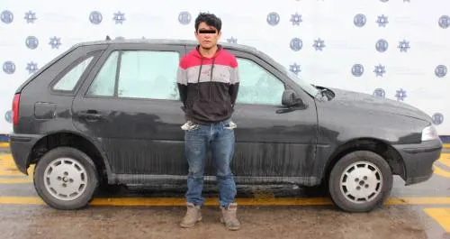 Detienen a sujeto por robo de vehículo