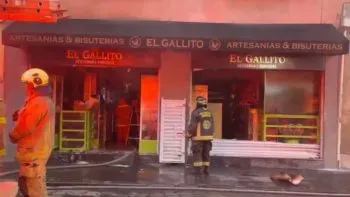 Cortocircuito provoca incendio en local de artesanías del Centro de Puebla