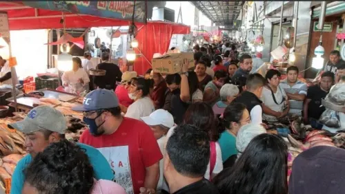 Ciudadanos ignoran sana distancia y abarrotan mercado La Nueva Viga por cuaresma