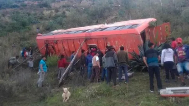 Autobús cae en barranco en Perú; hay 11 muertos