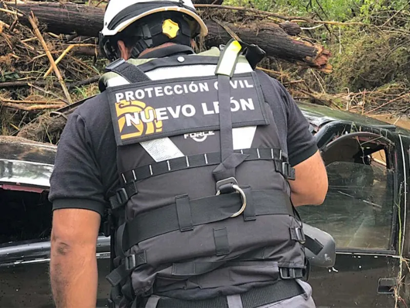 Muere familia arrastrada por corriente de agua en Nuevo León