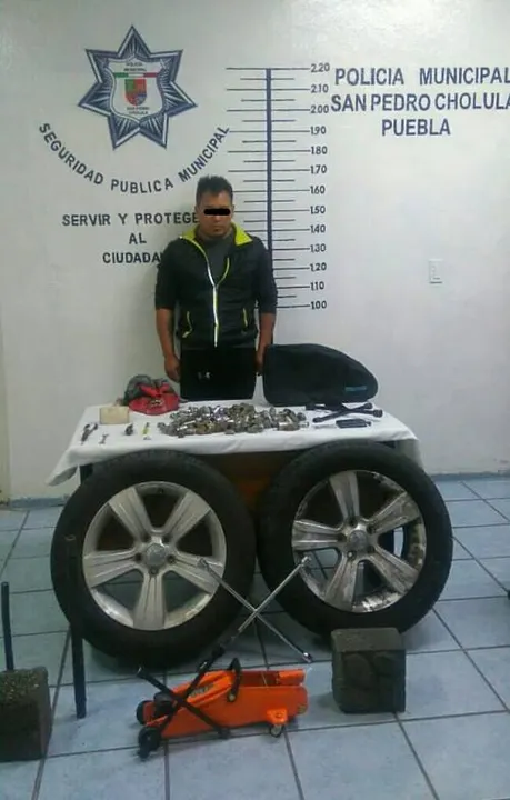Detiene policía de San Pedro Cholula a presunto ladrón de autopartes