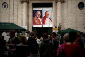 Benedicto XVI y Francisco, presentes en ceremonia de canonización de antecesores