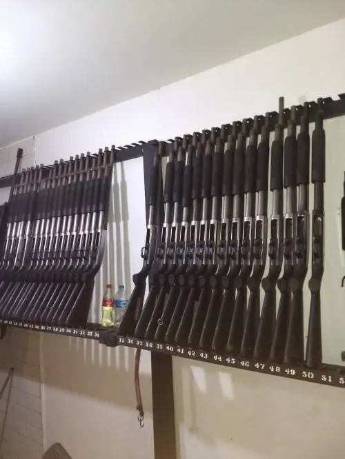 FGE asegura 305 armas durante cateo a oficinas de seguridad de Tehuacán