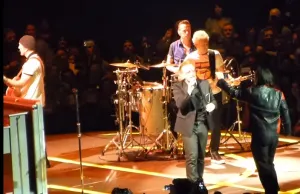 U2 comparte escenario con imitador de Bono