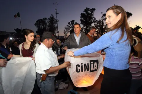 Más de 16 mil globos de Cantoya cruzan el cielo de Puebla