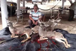 Hombre de Guerrero Negro exhibe fotos de venados cazados