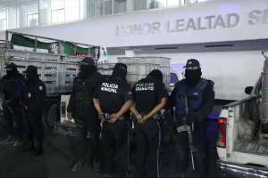Detienen a dos policías municipales por participar en robo de hidrocarburo