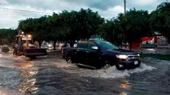 Fuerte lluvia deja un árbol caído, un vehículo varado y calles inundadas en la ciudad de Puebla