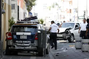 Policía atropella a mujer en el centro; acordonan zona para censurar información