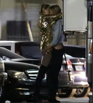Captan a Miley Cyrus besando a modelo de Victoria’ Secret