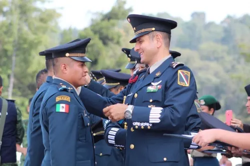 Condecoran y ascienden a 45 militares en Puebla