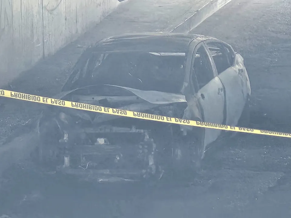 Hallan cadáver en cajuela de auto incendiado en Periférico Ecológico