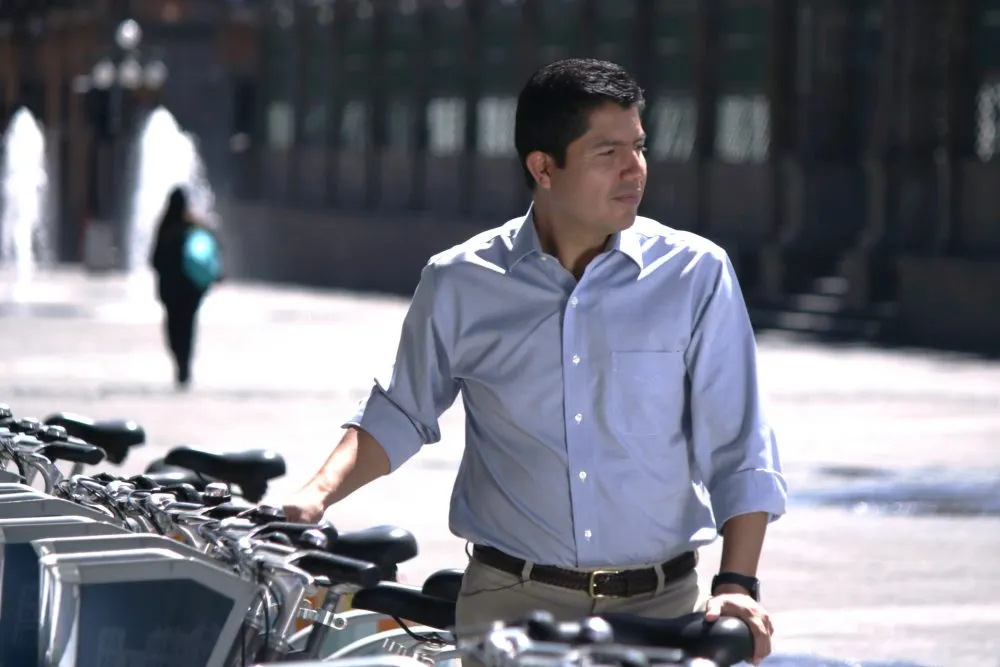 Eduardo Rivera graba Spot publicitario en el zócalo de Puebla.