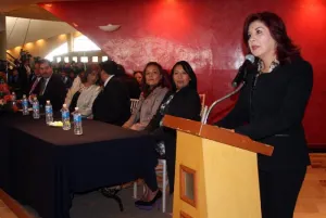 Paty Leal apadrina a 150 estudiantes del Cobaep Plantel 36
