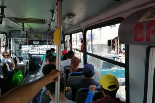 Choferes no respetan sana distancia en transporte porque dueños no bajan cuentas