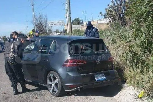 Acribillan a dos varones en vehículo deportivo en Quecholac