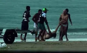 Video: rayo impacta a una mujer turista