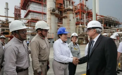 Recorre López Obrador refinería de Guanajuato