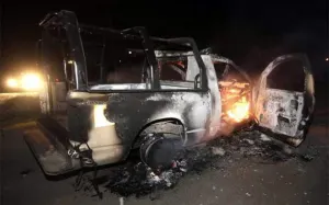 Turba incendia patrulla en Juan C. Bonilla; ataca Palacio de Coronango