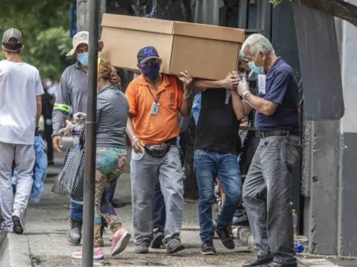 Denuncia gobierno ecuatoriano mal manejo de cadáveres en Guayaquil