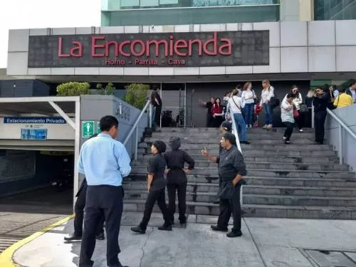 Fuga de gas alarma a clientes y trabajadores de restaurante y negocios en zona de la Atlixcáyotl