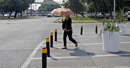Bolardos en la ciudad no estarán de por vida; se convertirán en banqueta: Movilidad