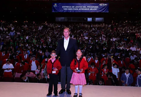Entrega RMV tres mil lentes a estudiantes de nivel básico