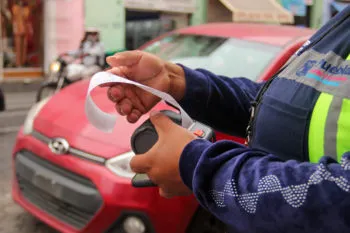 Por error, infraccionan ilegalmente en zona de parquímetros en Puebla