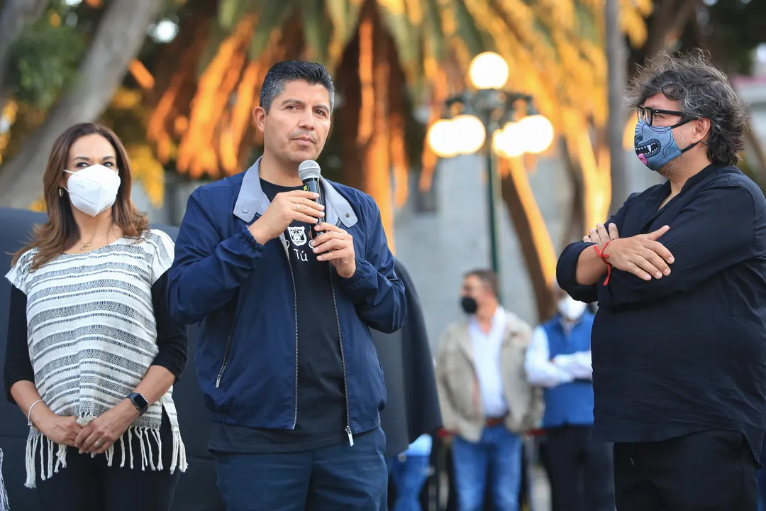 Con esculturas de Rivelino, inician festejos de Puebla como ciudad patrimonio