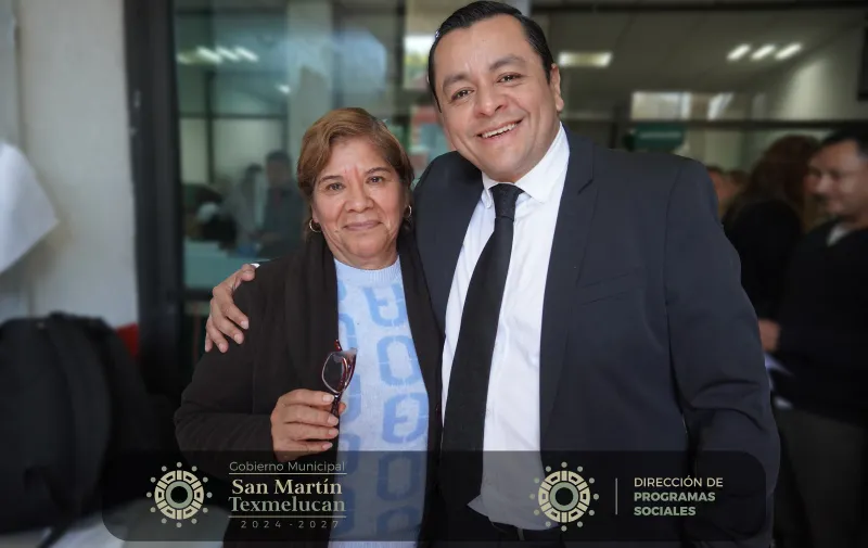 Juan Manuel Alonso entrega lentes de lectura a texmeluquenses