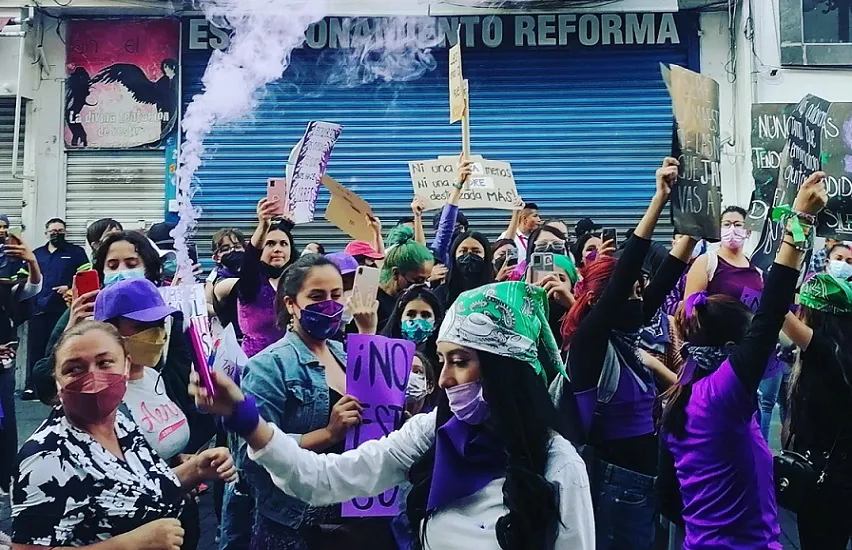 Aborto legal y evitar revictimización, exigen poblanas en marcha del 8M
