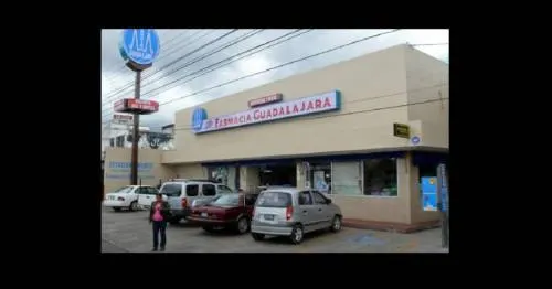 Hombres asaltan una farmacia en la colonia Azcárate