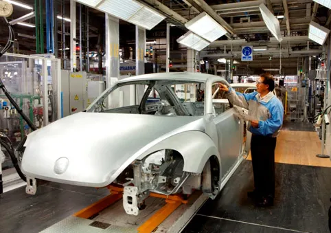 Debido a crisis en Europa, VW dejó de producir 10 mil unidades