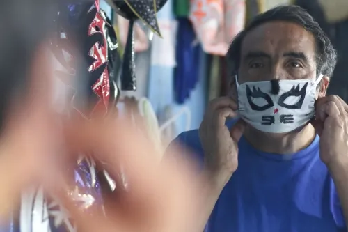Hace cubrebocas de luchadores