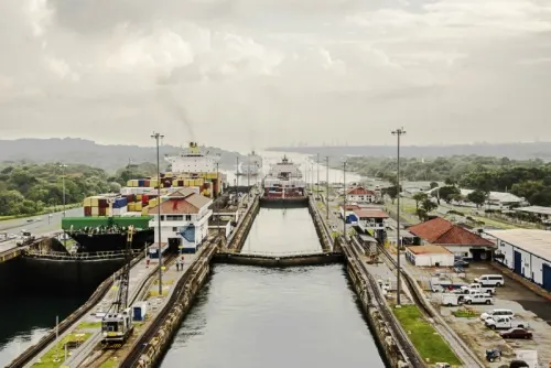 Canal de Panamá cobrará a barcos uso de agua dulce y reducirá cruces