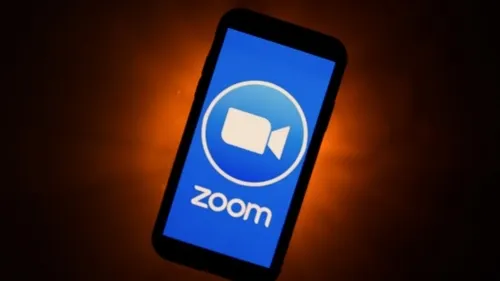 Maestra presencia asesinato por Zoom en pantalla de alumna
