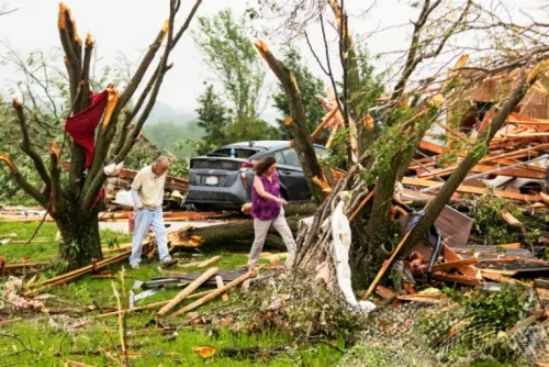 Tornado devasta Kansas City; deja 11 heridos y daños materiales