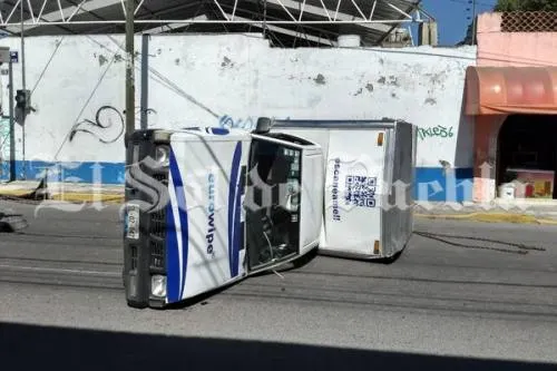 Se vuelca camioneta en la 9 Norte y 32 Poniente