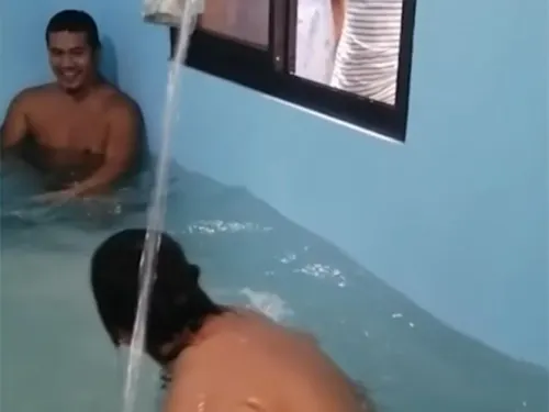 Familia convirtió la sala de su casa en piscina para pasar cuarentena