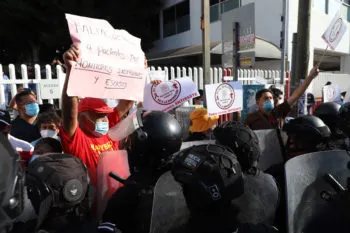 Se manifiestan trabajadores del Issste en Puebla y amagan con estallar huelga; los granaderos los dispersan