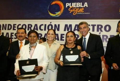 Tony Gali reconoce a docentes poblanos con 40 y 30 años de servicio
