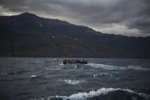 Mueren 18 migrantes al naufragar embarcación en mar Egeo